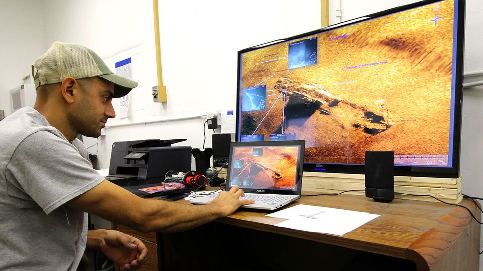 ROV pilot Oded Ezra scans the undersea scene (Credit: Chris Baraniuk) ROV pilot Oded Ezra scans the undersea scene (Credit: Chris Baraniuk)