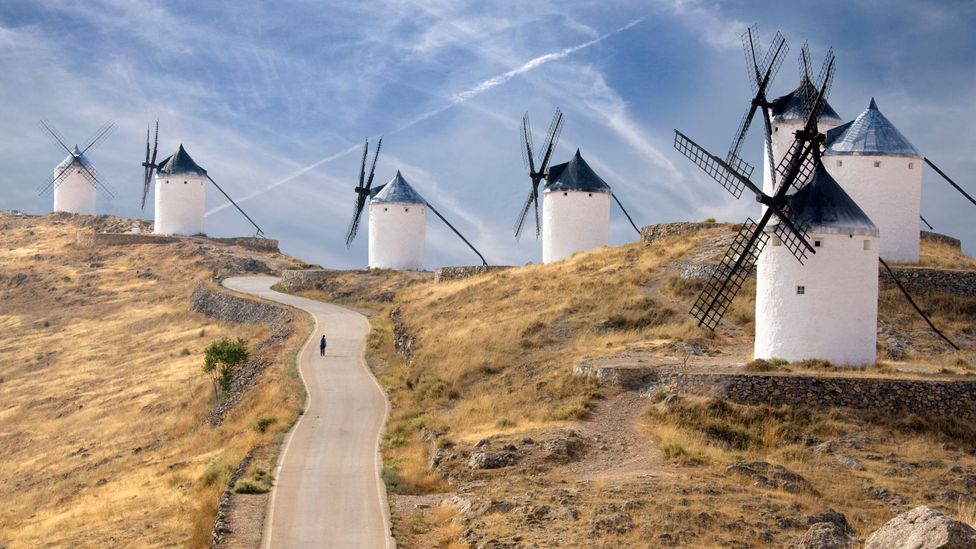 Los molinos de viento en La Mancha fueron inmortalizados en Don Quijote (Crédito: Jon Bower en Apexphotos/Getty Images)