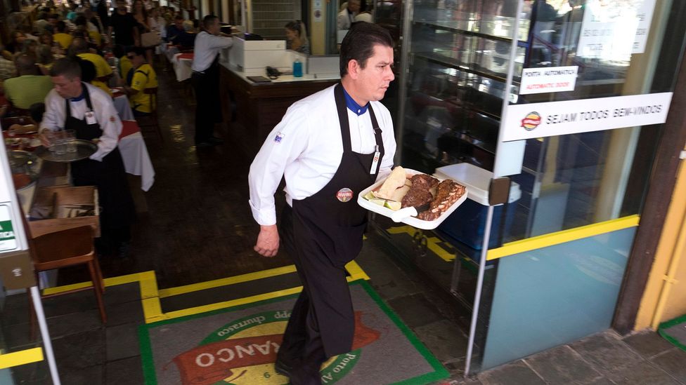 Waiters are dancelike in their movements at Churrascaria Barranco (Credit: Roberto Baibich)