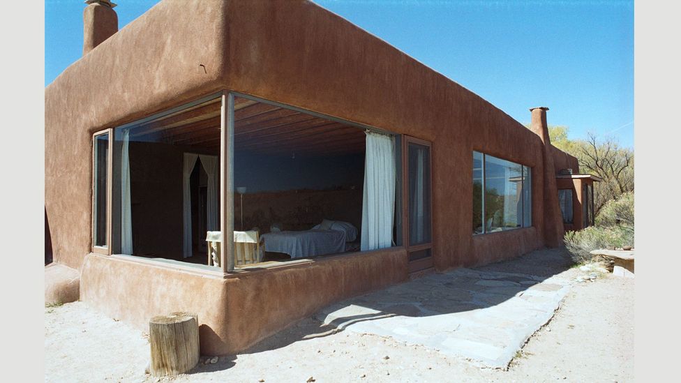 Both of O’Keeffe’s New Mexico homes were built in the Adobe style: low buildings made of straw and mud (Credit: Georgia O'Keeffe House, Abiquiu 5, Exterior) Both of O’Keeffe’s New Mexico homes were built in the Adobe style: low buildings made of straw and mud (Credit: Georgia O'Keeffe House, Abiquiu 5, Exterior)