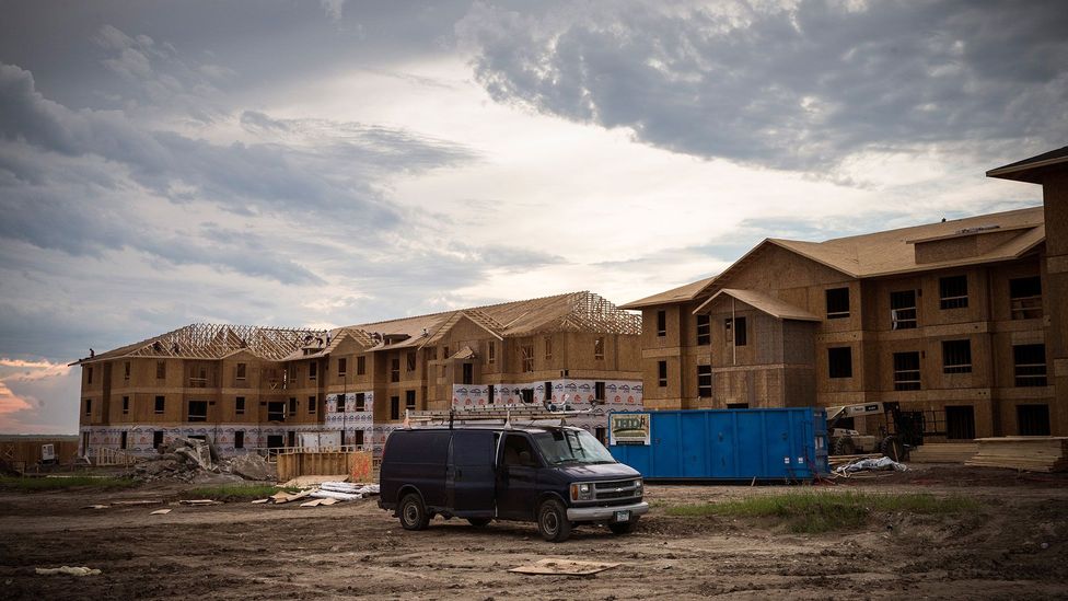 Just four years ago, news stories gushed about the new oil boom that had flooded towns like Williston with fresh wealth - now the houses are empty or occupied by squatters. Just four years ago, news stories gushed about the new oil boom that had flooded towns like Williston with fresh wealth - now the houses are empty or occupied by squatters.