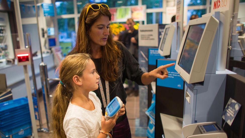 Albert Heijn opens a grocery store without cashiers, the first supermarket in the Netherlands where you can pay by self-scan (Credit: Ton Koene/VWPics/ Alamy) Albert Heijn opens a grocery store without cashiers, the first supermarket in the Netherlands where you can pay by self-scan (Credit: Ton Koene/VWPics/ Alamy)