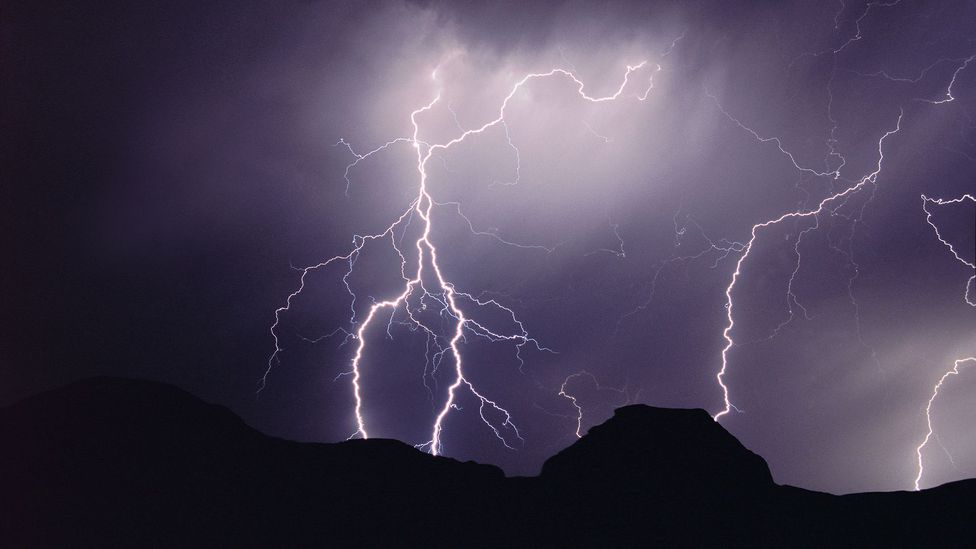 Why lightning strikes don't harm the planes we fly in - BBC Future