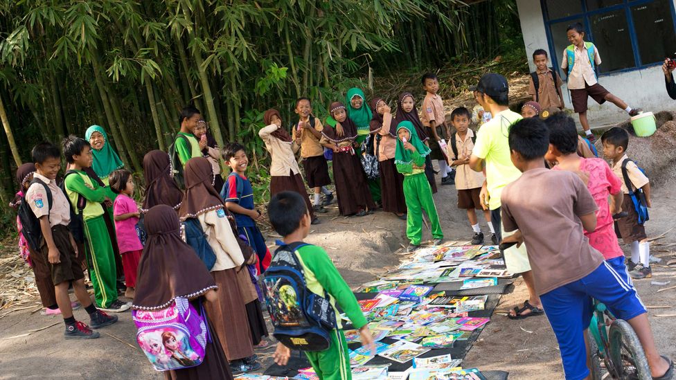 The arrival of Alimuddin's boat is often a source of excitement for these children (Credit: Theodora Sutcliffe)