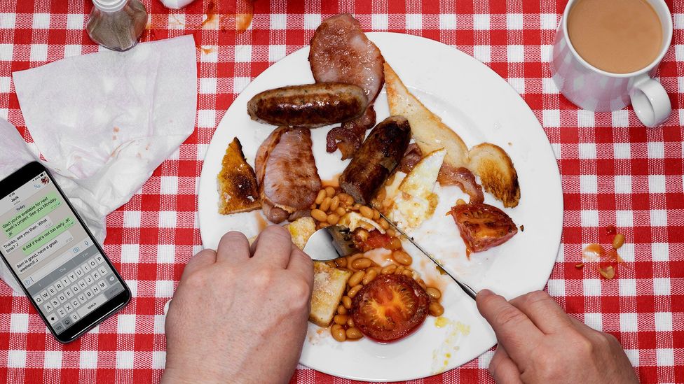 People with amnesia tend to overeat, suggesting that a good memory of our last meal may curb hunger pangs (Credit: Getty Images) People with amnesia tend to overeat, suggesting that a good memory of our last meal may curb hunger pangs (Credit: Getty Images)