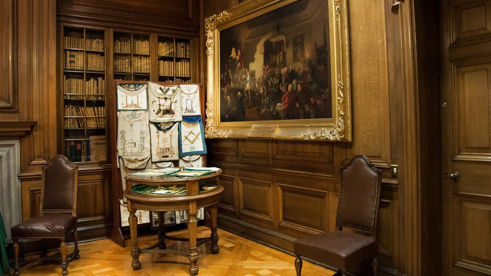 This oil painting at the Grand Lodge of Scotland shows Robert Burns’ inauguration at Lodge Canongate Kilwinning No. 2, which was founded in 1677 (Credit: Amanda Ruggeri) This oil painting at the Grand Lodge of Scotland shows Robert Burns’ inauguration at Lodge Canongate Kilwinning No. 2, which was founded in 1677 (Credit: Amanda Ruggeri)