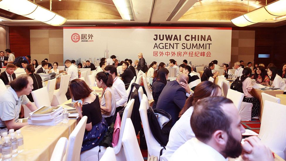 Chinese and international agents network at a Juwai.com Agent Summit in Shanghai (Credit: Juwai.com) Chinese and international agents network at a Juwai.com Agent Summit in Shanghai (Credit: Juwai.com)