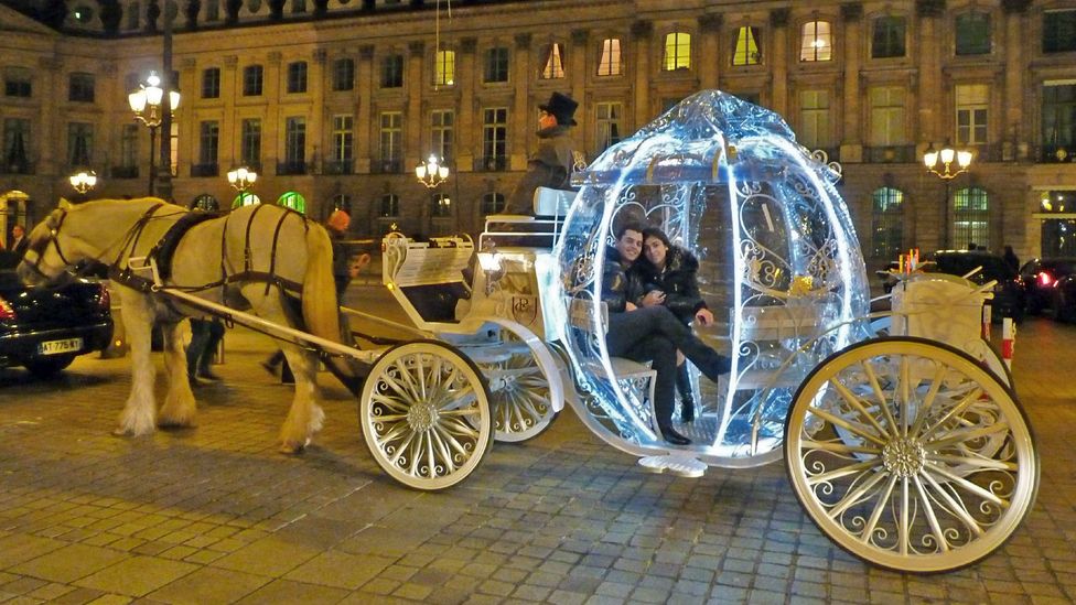 A horse-drawn Cinderella coach is one of the most popular proposal scenarios offered by Paris-based planner ApoteoSurprise (Credit: ApoteoSurprise.com)