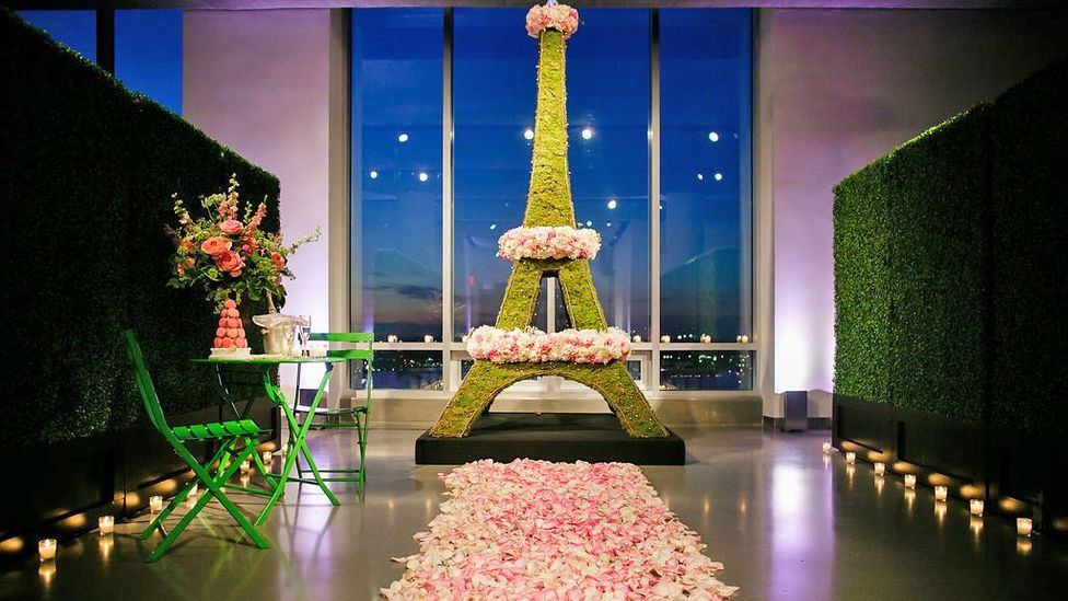 The setting for a  ‘Paris in New York’ proposal created by Los Angeles-based proposal planner The Heart Bandits (Credit: Petronella Photography)