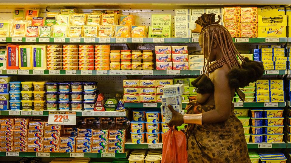 A Himba woman goes grocery shopping in Opuwo. Exposure to this busy visual environment may permanently change her perception (Credit: Alamy) A Himba woman goes grocery shopping in Opuwo. Exposure to this busy visual environment may permanently change her perception (Credit: Alamy)