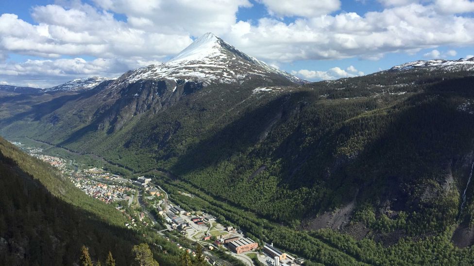 Rjukan sits at the base of a valley in in southern Norway (Credit: Olav Gjerstad/Flickr/CC BY 2.0)