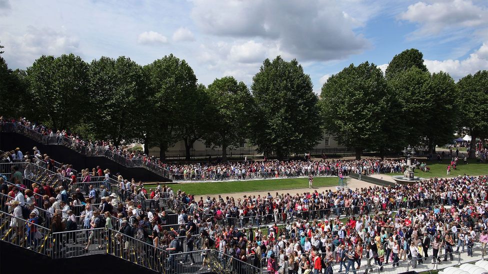 Psychologists argue that the sight of so many people, waiting patiently in line, may be a "super salient signal" that triggers our instincts for cooperation (Credit: Getty Images) Psychologists argue that the sight of so many people, waiting patiently in line, may be a "super salient signal" that triggers our instincts for cooperation (Credit: Getty Images)