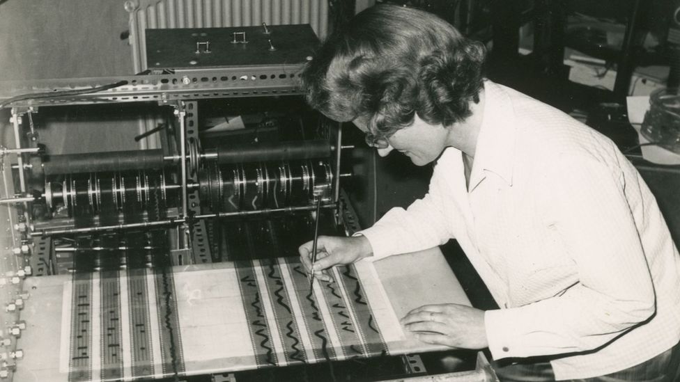 Oram draws timbres on the Oramics machine (Credit: Fred Wood/Daphne Oram)