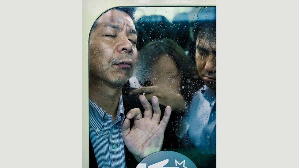 Striking photos show the reality of the Tokyo commute - BBC Culture