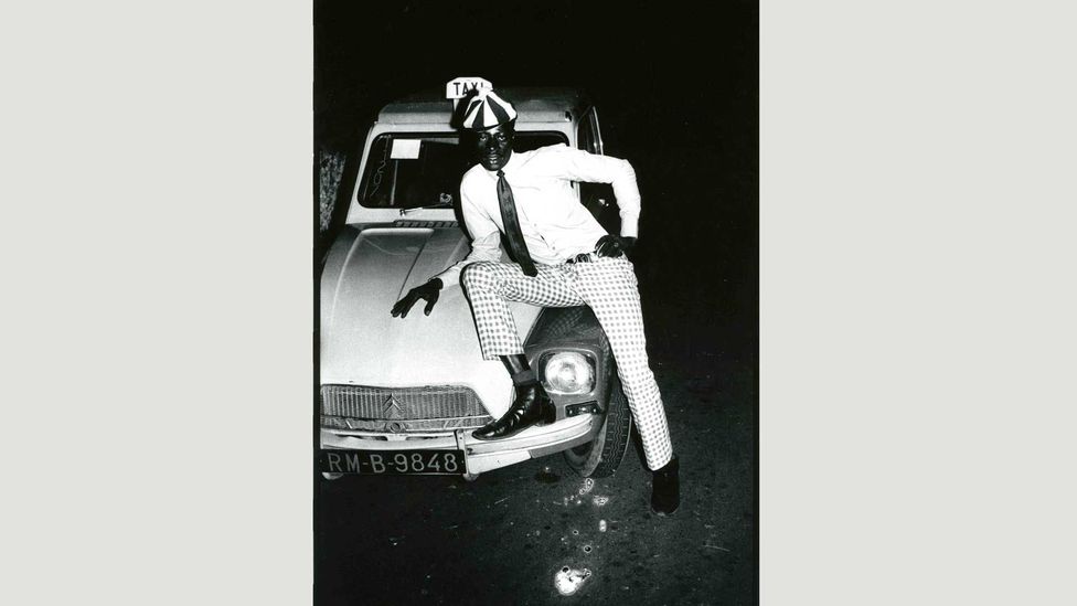 In Malick Sidibe’s pictures of well-dressed Malian men and women posing on bonnets, cars are status symbols (Credit: Malick Sidibé)