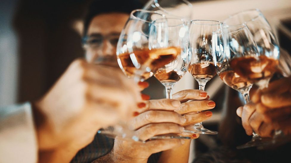 ...Meanwhile extroverts are more likely to say the word "drink" (Credit: iStock)
