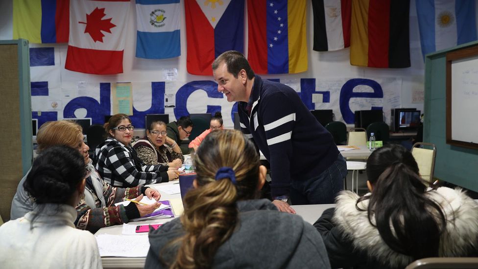 Soms dwingen levensomstandigheden volwassen lerenden over mentale hindernissen, zoals de immigranten in dit ESL migrantencentrum in Connecticut. (Credit: Getty)