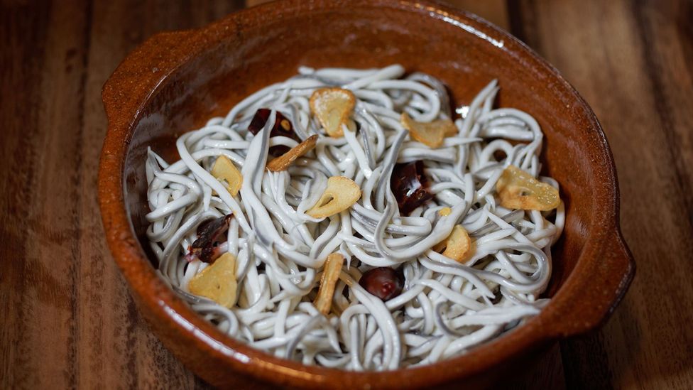 Fried baby eels перевод на русский. Baby eels food.