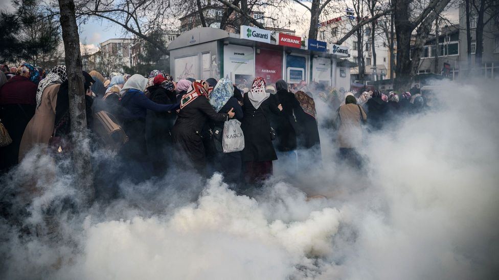The work of psychologists and disaster specialists shows that a collective identity often emerges during emergencies (Credit: Getty Images) The work of psychologists and disaster specialists shows that a collective identity often emerges during emergencies (Credit: Getty Images)