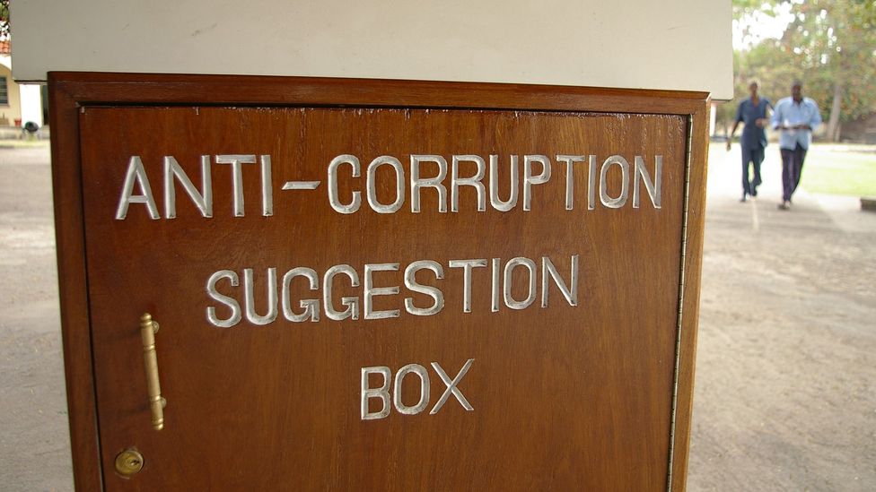 In Kenya, which has high levels of public sector corruption, game players initially gave less generously to an anonymous stranger (Credit: Getty Images) In Kenya, which has high levels of public sector corruption, game players initially gave less generously to an anonymous stranger (Credit: Getty Images)