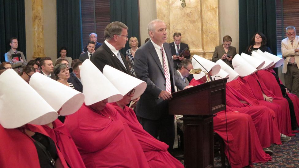 In June 2017 women wore outfits inspired by the TV series to protest restrictive new abortion bill in Ohio (Credit: Jo Ingles/Ohio Public Radio/TV Statehouse News)