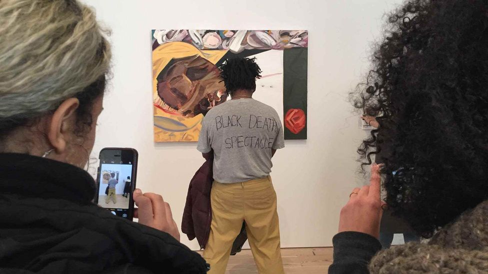 Artist Parker Bright protested Dana Schutz's stylised take on US lynching victim Emmett Till by obstructing view of it (Credit: Twitter/User does not wish to be identified) Artist Parker Bright protested Dana Schutz's stylised take on US lynching victim Emmett Till by obstructing view of it (Credit: Twitter/User does not wish to be identified)