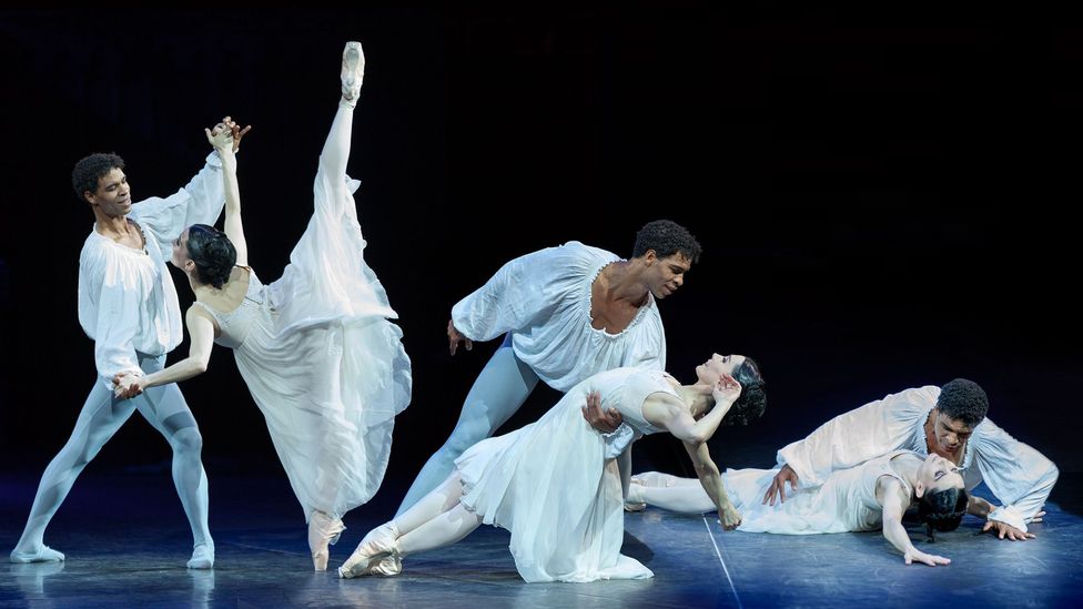 Tamara Rojo and Carlos Acosta performing Romeo and Juliet (Credit: Alamy)