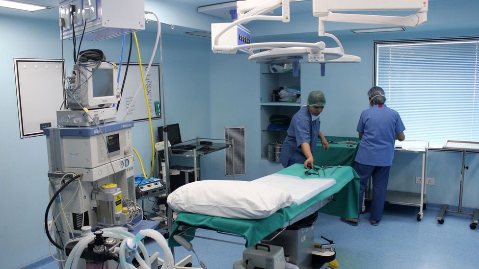 Doctors prepare for a sterilisation procedure at Delhi’s Sucheta Kriplani Hospital (Credit: Shahid Tantray)