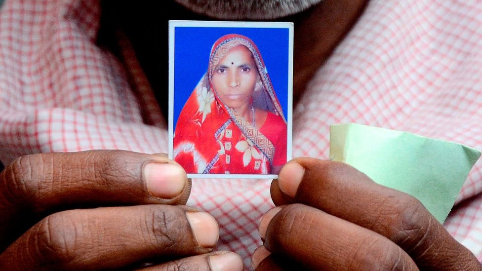Roop Chand Srivastava holds an image of his wife Phool Bai, who died during the November 2014 mass sterilisation in Bilaspur (Credit: Getty) Roop Chand Srivastava holds an image of his wife Phool Bai, who died during the November 2014 mass sterilisation in Bilaspur (Credit: Getty)