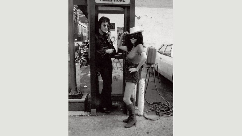 John and Yoko at a roadside telephone booth in New York, June 1971 (Credit:...
