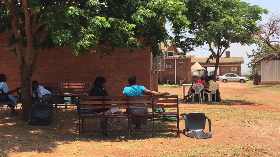 A friendship bench in Malawi (Credit: The Friendship Bench Zimbabwe)