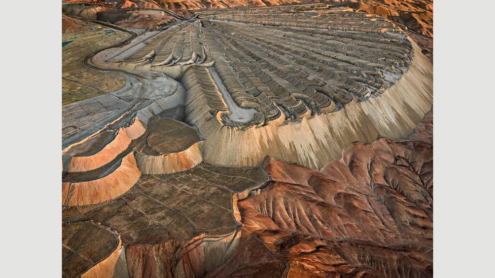Chuquicamata Copper Mine Overburden #2, Calama, Chile, 2017 (Credit: Edward Burtynsky, courtesy Flowers Gallery, London/Metivier Gallery, Toronto) Chuquicamata Copper Mine Overburden #2, Calama, Chile, 2017 (Credit: Edward Burtynsky, courtesy Flowers Gallery, London/Metivier Gallery, Toronto)