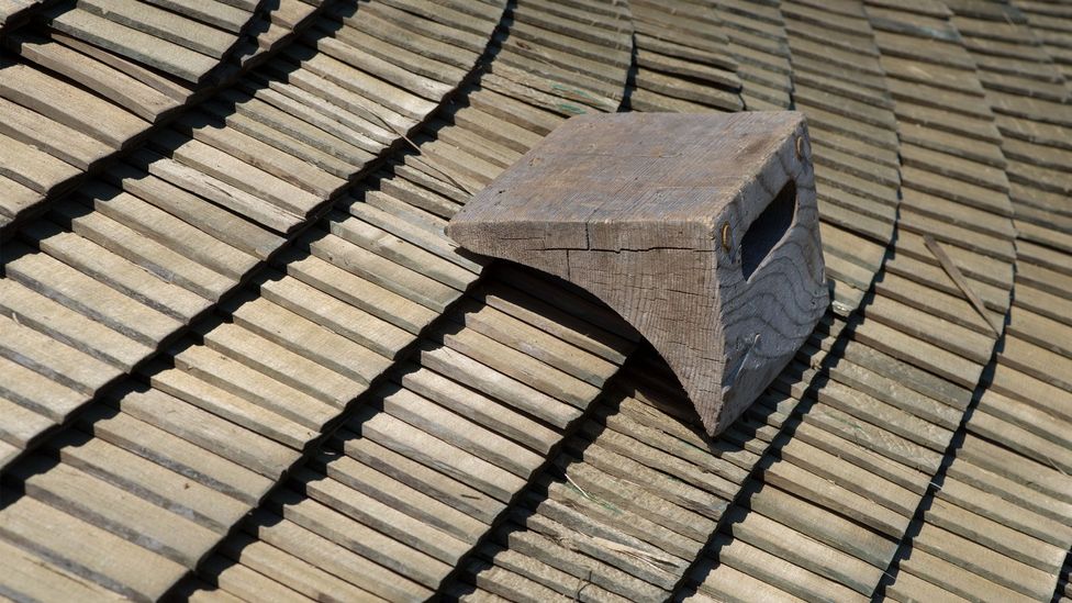 The stacked wooden shingles must be thick enough to protect against the winter cold, but thin enough to dry without rotting (Credit: Fribourg Region) The stacked wooden shingles must be thick enough to protect against the winter cold, but thin enough to dry without rotting (Credit: Fribourg Region)