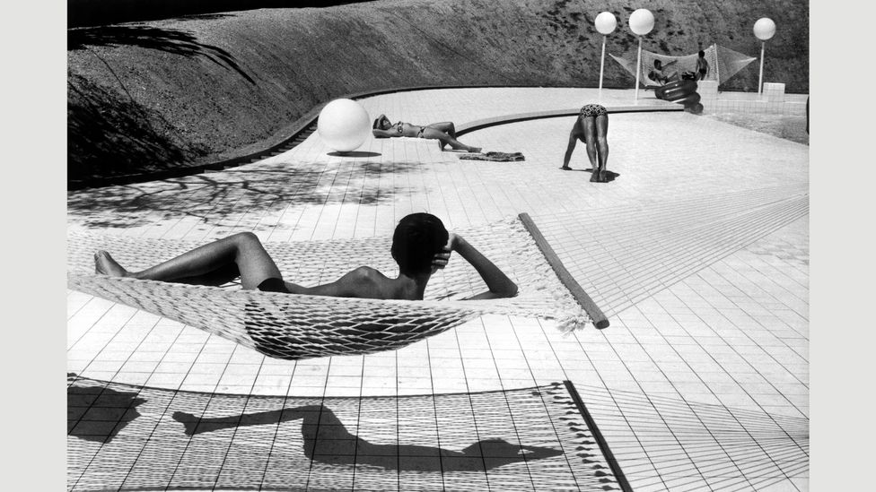 El trabajo de Franck incluyó retratos, paisajes, como esta piscina de 1976, y reportajes (Crédito: Martine Franck / Magnum Photo)