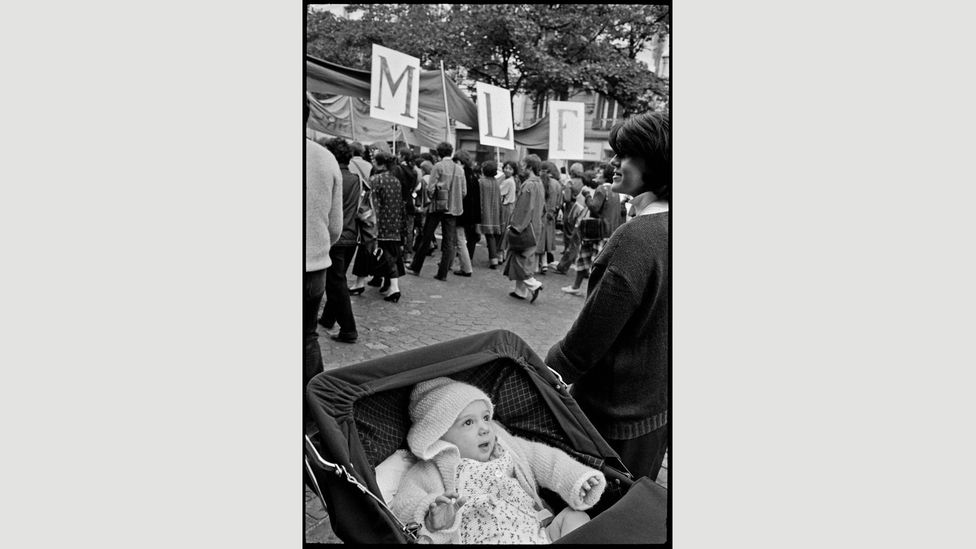 Franck documentó varias protestas de mujeres, incluido este evento en apoyo de la Ley del Velo para el aborto en París, 1979 (Crédito: Martine Franck / Magnum Photo)