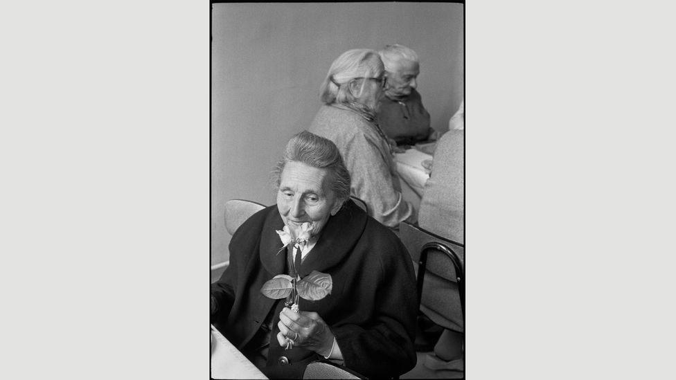 Este retrato de una anciana en el hospicio Maison de Nanterre, 1978, es un ejemplo del tierno trato de Franck a la vejez (Crédito: Martine Franck / Magnum Photo)
Las impresionantes fotos de la vida cotidiana.