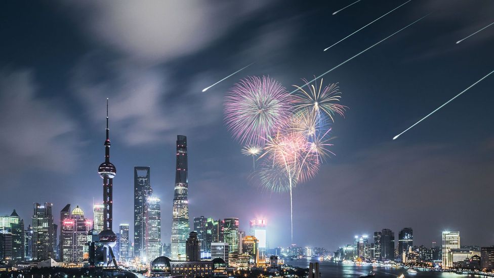 A simulation of an artificial meteor shower above the Shanghai skyline (Credit: Astro Live Experiences)