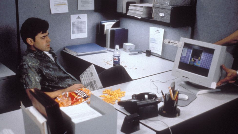 Peter (Ron Livingston) goes on to rebel against his toxic boss, eating Cheetos and playing Tetris at his desk in street clothes (Credit: Alamy Stock Photo)
