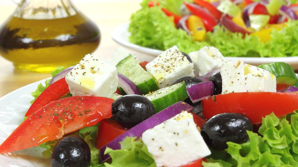 geestelijke gezondheid Het mediterrane dieet, met veel fruit en groenten, gezonde oliën en weinig bewerkt voedsel, wordt verondersteld een krachtig positief effect te hebben (Credit: Getty Images)