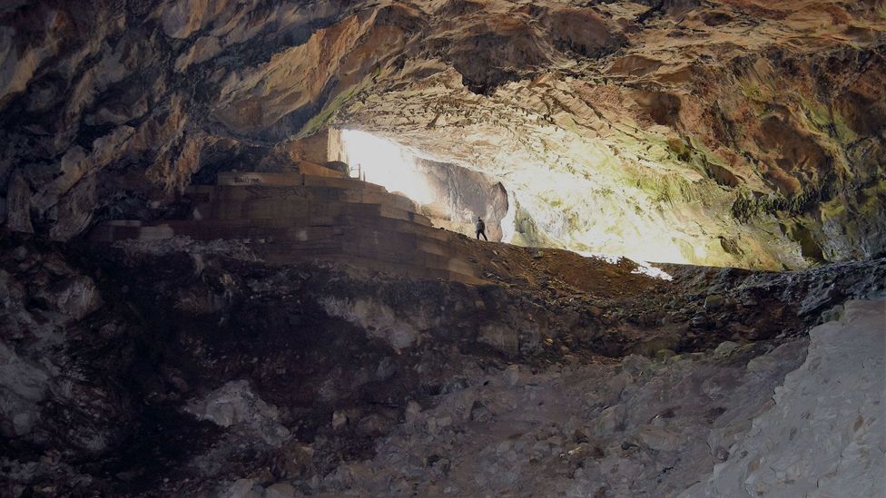 Почему в пещерах холодно. Пещера давели в Греции. Пещера Пентели (давели). Пещера еласын. Пещеры в Югославии.