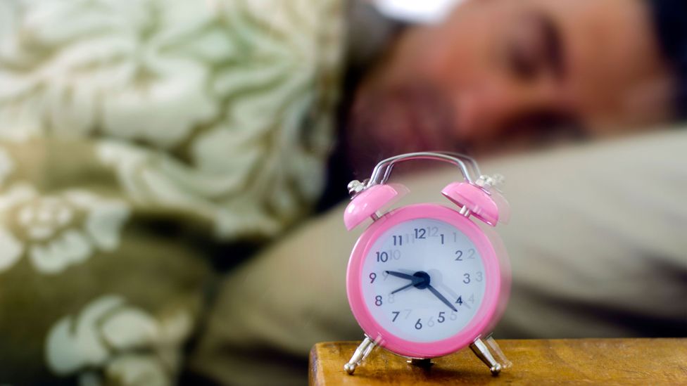 Vroeg beginnen gevolgd door laat uitslapen in het weekend kan onze lichaamsklokken in de war schoppen (Credit: Alamy)