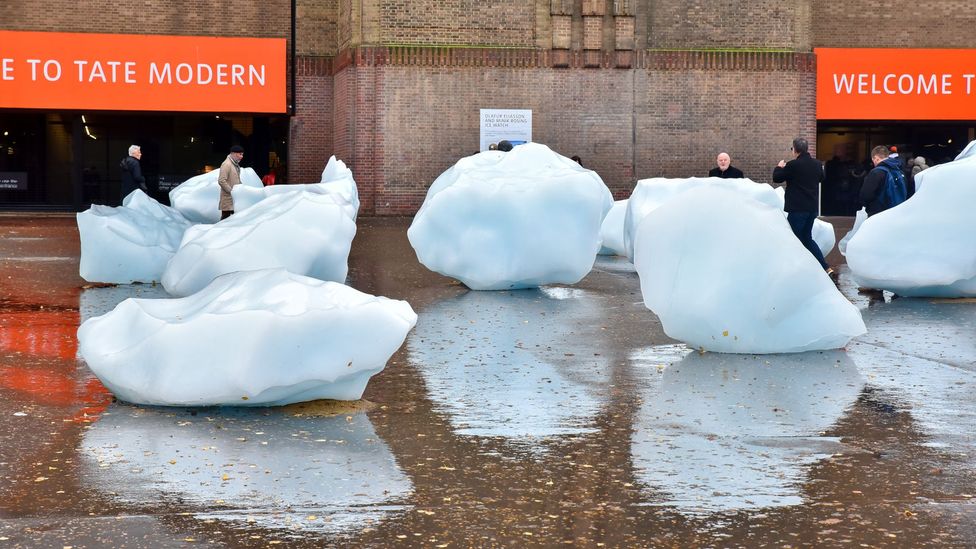 Olafur Eliasson placed melting iceberg pieces in front of the Tate Modern in London (Credit: Getty Images)