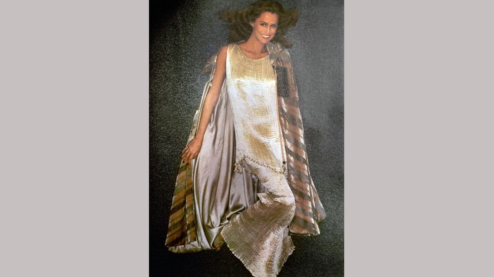 Iconic 1970s supermodel Lauren Hutton wears a two-piece pleated silk Fortuny dress and cape, 1975 (Credit: Alamy) Iconic 1970s supermodel Lauren Hutton wears a two-piece pleated silk Fortuny dress and cape, 1975 (Credit: Alamy)
