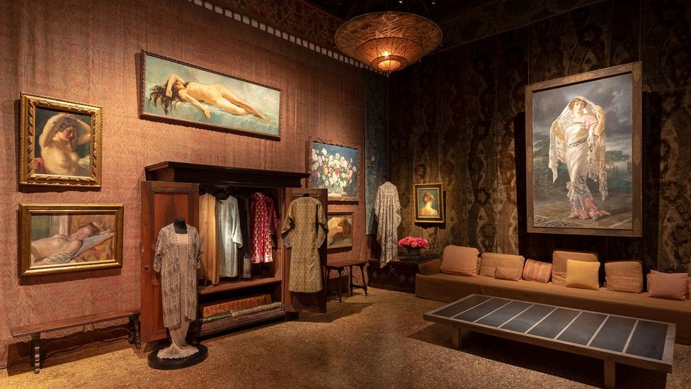 Fortuny’s dresses were daringly figure-hugging and liberated for their time (Credit: Archivio Fotografico Fondazione Musei Civici di Venezia/ Marcello Venturini) Fortuny’s dresses were daringly figure-hugging and liberated for their time (Credit: Archivio Fotografico Fondazione Musei Civici di Venezia/ Marcello Venturini)