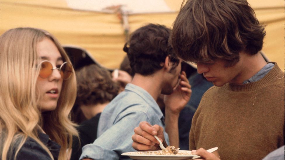 Festivalgoers eating the food on offer at Woodstock in 1969 (Credit: Getty Images)