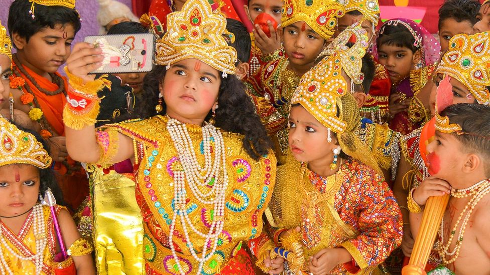 Hindu tanrıları Rama ve Sita gibi giyinmiş Hintli çocuklar Diwali'yi kutluyor (Kredi: Getty) Hindu tanrıları Rama ve Sita gibi giyinmiş Hintli çocuklar Diwali'yi kutluyor (Kredi: Getty)