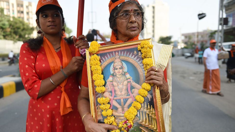 Dini adanmışlar, Hindistan'ın Kerala'daki bir Hindu tapınağına girme yasağını kaldıran 10 ila 50 yaş arasındaki kadınlara yönelik yasağı protesto etti (Kredi: Getty) Dini adanmışlar, Hindistan'ın Kerala'daki bir Hindu tapınağına girme yasağını kaldıran 10 ila 50 yaş arasındaki kadınlara yönelik yasağı protesto etti (Kredi: Getty)