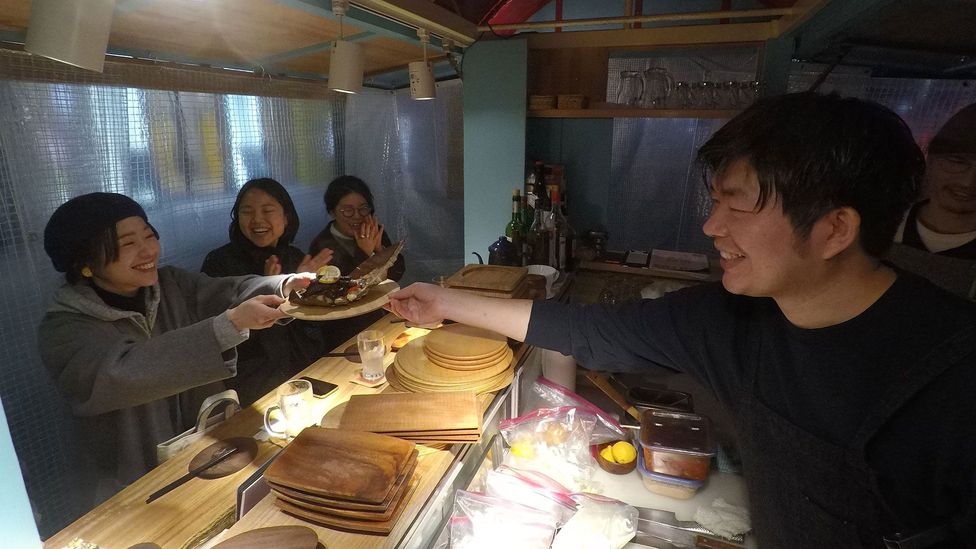 Kensuke Kubota serves customers at his yatai Telas & Mico (Credit: Edd Gent)
