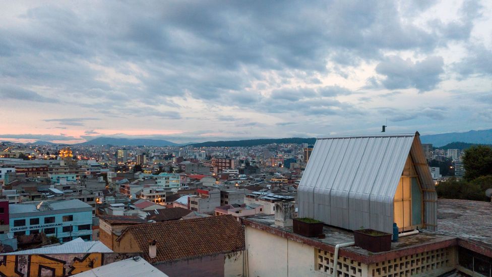 El Sindicato Arquitectura constructed a 12-sq m parasitic house on another building's rooftop in Quito's San Juan neighbourhood (Credit: Andrés Villota)