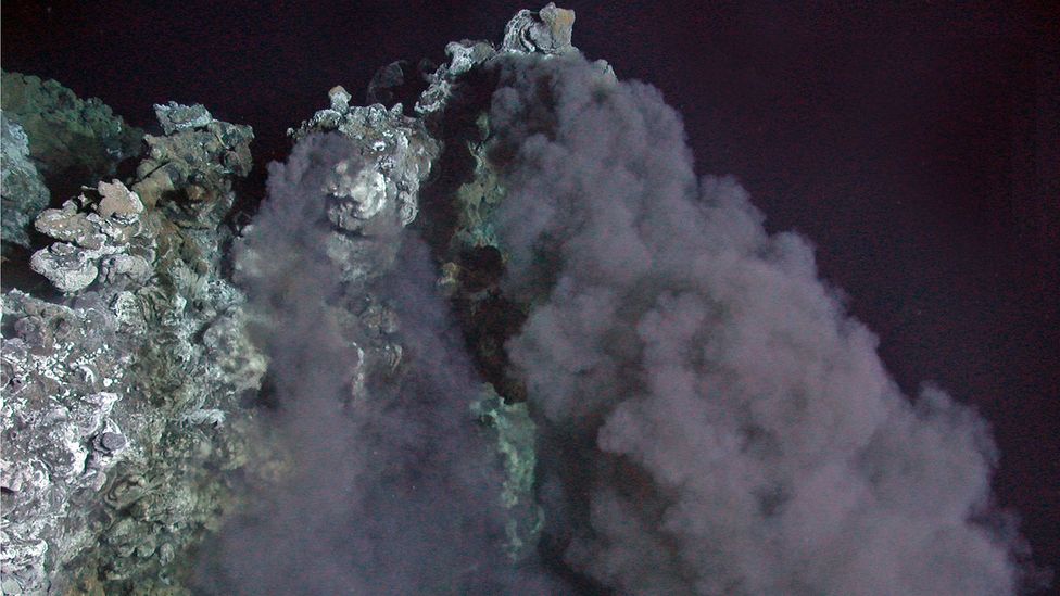 The life which swarms around deep sea vents on Earth may be a clue as to what life may look like at the bottom of alien seas. (Credit: Getty Images)